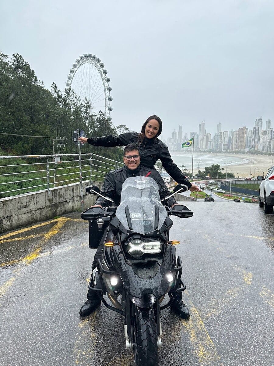 Na moto com a roda-gigante de Balneário Camboriú ao fundo