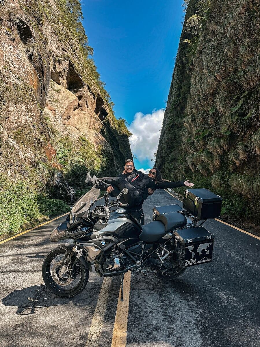 A moto entre os paredões da Serra do Corvo Branco