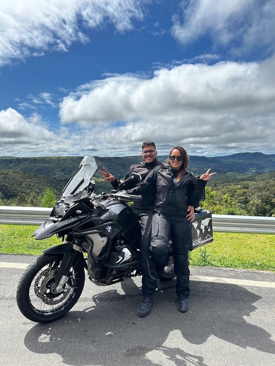 Com a moto num mirante com a serra ao fundo