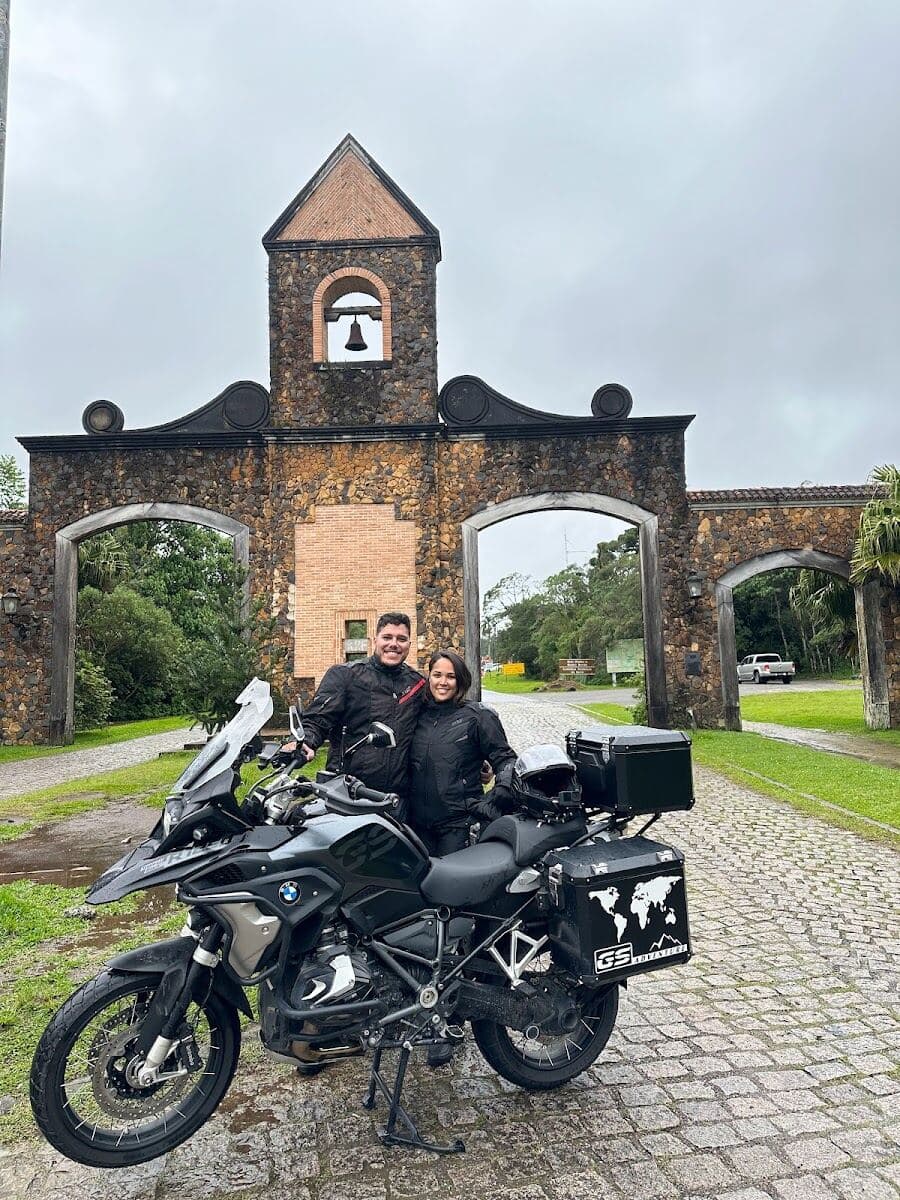 Com a moto no Portal da Graciosa