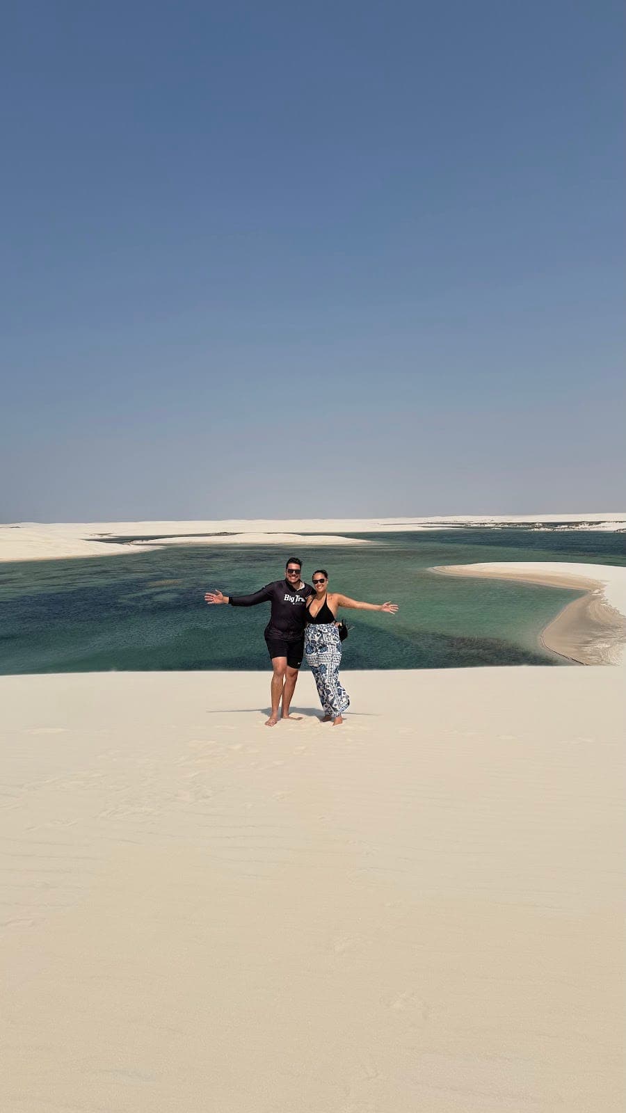 Nós dois na lagoa entre as dunas dos Lençóis Maranhenses