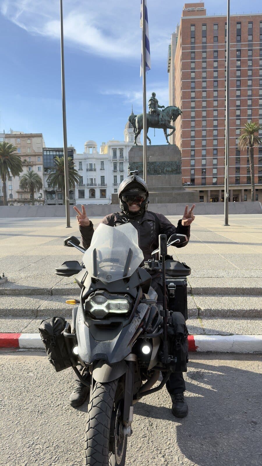 Na moto em frente à estátua de Artigas, em Montevideo