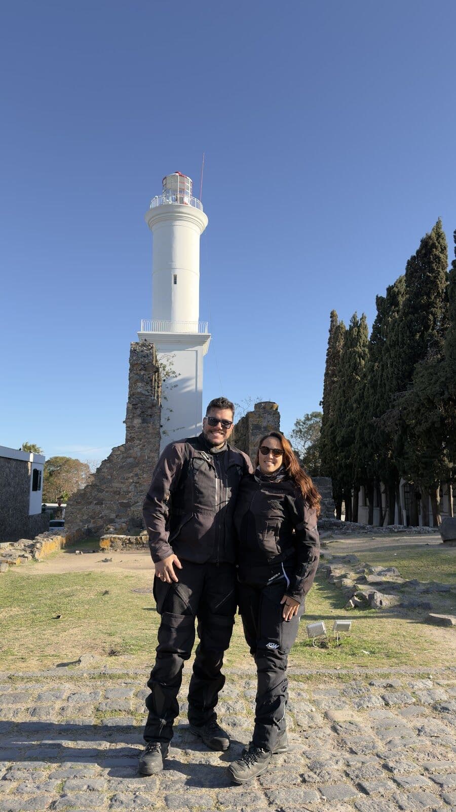 Nós dois em frente ao farol de Colonia del Sacramento
