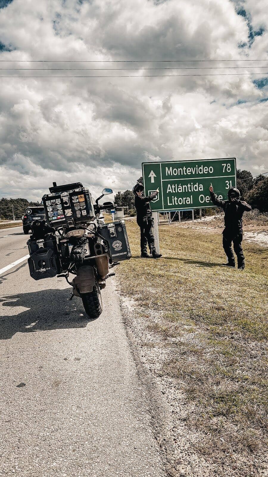 Parados ao lado da placa para Montevideo