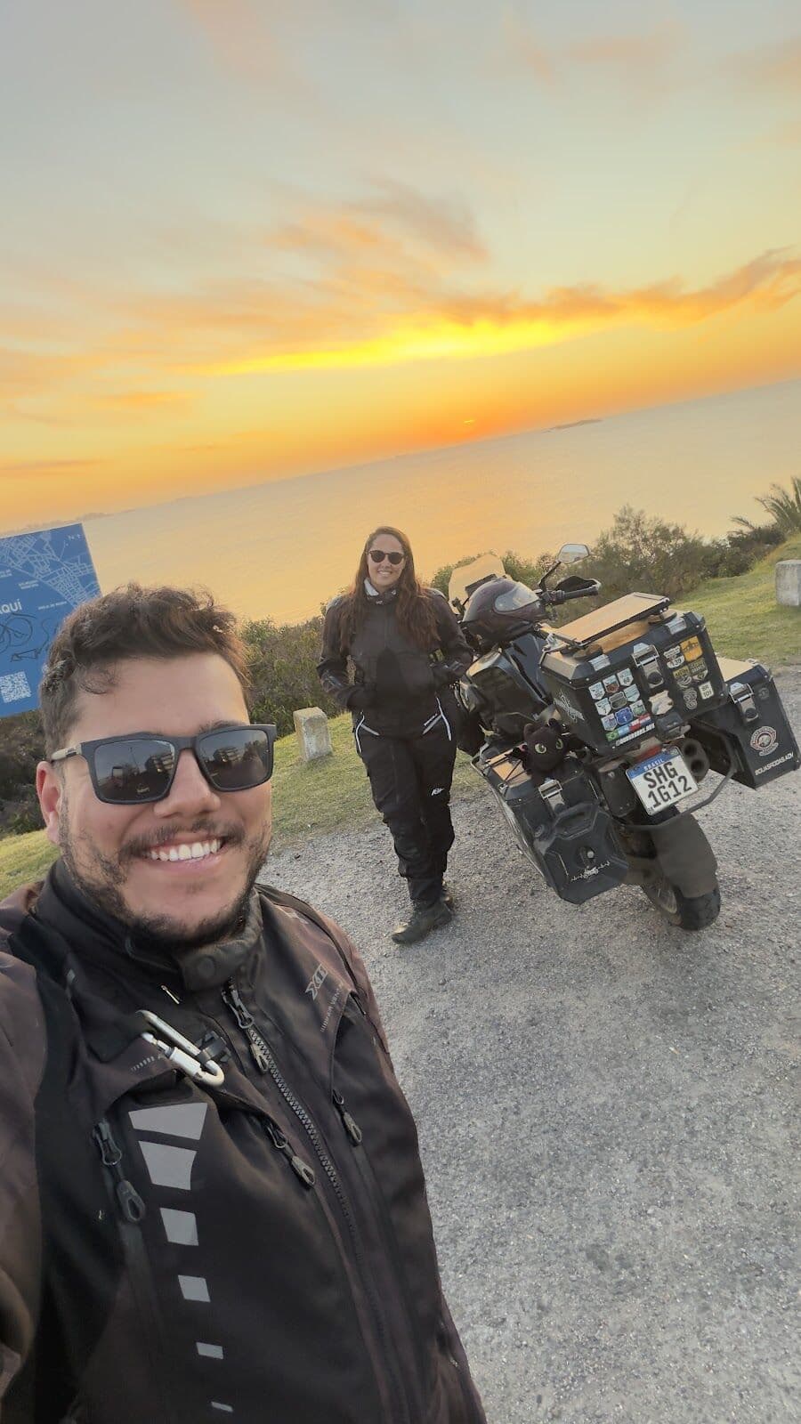 Selfie com a moto no pôr do sol uruguaio